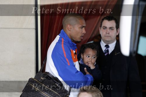 Noordwijk en Schiphol 19 mei 2010
Vertrek Nederlands elftal met vrouwen en kinderen naar Oostenrijk voor trainingskamp ivm WK voetbal. Nigel de Jong met zijn vriendin Winoma en dochter Isaura
Peter Smulders bv