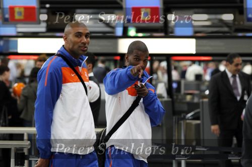 Noordwijk en Schiphol 19 mei 2010
Vertrek Nederlands elftal met vrouwen en kinderen naar Oostenrijk voor trainingskamp ivm WK voetbal. Ryan Babel en Orlando Engelaar
Peter Smulders bv