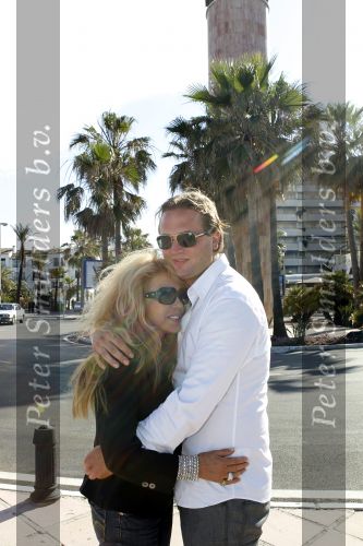 Marbella 11 mei 2010
Patricia Paay en haar vriend Nicky v Dam voor het eerst samen op vakantie.
Nicky heeft een mooie ring voor haar gekocht.
Peter Smulders bv