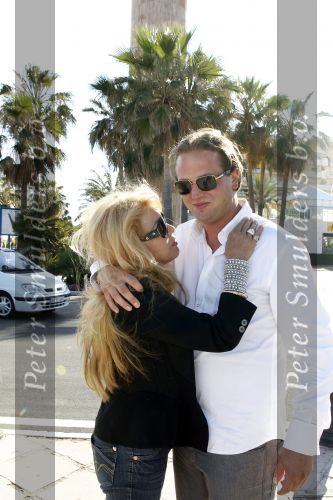 Marbella 11 mei 2010
Patricia Paay en haar vriend Nicky v Dam voor het eerst samen op vakantie.
Nicky heeft een mooie ring voor haar gekocht.
Peter Smulders bv