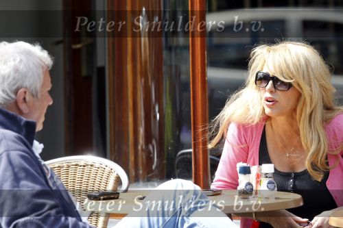 Amsterdam 20 mei 2010
Patricia Paay op terras bij v Dam met haar schoonvader Ton v Dam.
Peter Smulders bv