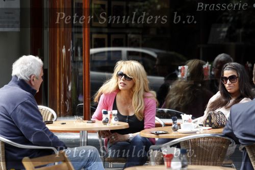 Amsterdam 20 mei 2010
Patricia Paay op terras bij v Dam met haar schoonvader Ton v Dam.
Peter Smulders bv