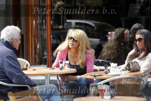 Amsterdam 20 mei 2010
Patricia Paay op terras bij v Dam met haar schoonvader Ton v Dam.
Peter Smulders bv
