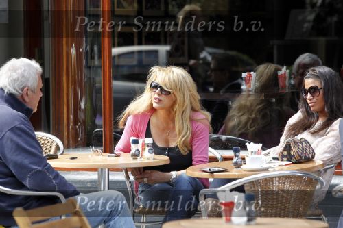 Amsterdam 20 mei 2010
Patricia Paay op terras bij v Dam met haar schoonvader Ton v Dam.
Peter Smulders bv