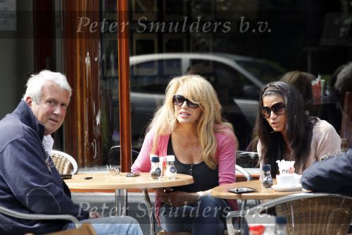Amsterdam 20 mei 2010
Patricia Paay op terras bij v Dam met haar schoonvader Ton v Dam.
Peter Smulders bv