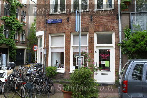 Amsterdam, 10 Mei 2010 Midden in de jordaan de nagelstudio van Peggy Roelvink ( dochter Dries ), Pink Nail die hier de nagels doet van de a.s. vrouw van Dries, Honoria Roelvink