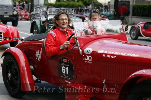 Brescia 6 mei 2010
State of Art is de kledingsponsor van de Mille Miglia. Prins Bernhard Jr en Roberto Meyer rijden in een bijzondere Alfa Romeo van ongeveer 3 miljoen euro
Peter Smulders bv