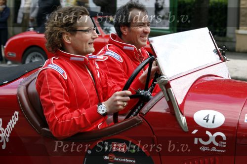 Brescia 6 mei 2010
State of Art is de kledingsponsor van de Mille Miglia. Prins Bernhard Jr en Roberto Meyer rijden in een bijzondere Alfa Romeo van ongeveer 3 miljoen euro
Peter Smulders bv