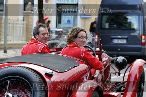 Brescia 6 mei 2010
State of Art is de kledingsponsor van de Mille Miglia. Prins Bernhard Jr en Roberto Meyer rijden in een bijzondere Alfa Romeo van ongeveer 3 miljoen euro
Peter Smulders bv
