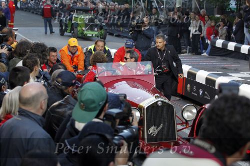 Brescia 6 mei 2010
State of Art is de kledingsponsor van de Mille Miglia. Prins Bernhard Jr en Roberto Meyer rijden in een bijzondere Alfa Romeo van ongeveer 3 miljoen euro
Peter Smulders bv