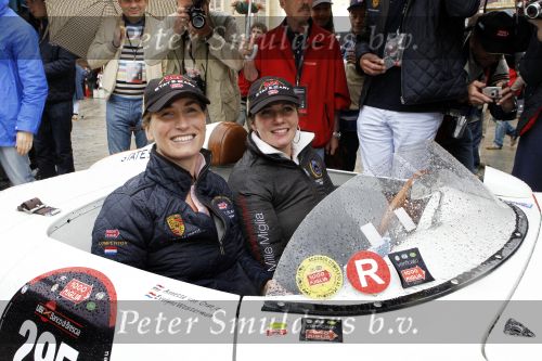 Brescia 6 mei 2010
Mille Miglia in brescia. Prinses Annette en Evelyne Westerman rijden in porsche spyder van State of art.
Peter Smulders bv