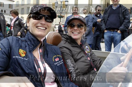 Brescia 6 mei 2010
Mille Miglia in brescia. Prinses Annette en Evelyne Westerman rijden in porsche spyder van State of art.
Peter Smulders bv