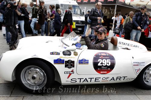 Brescia 6 mei 2010
Mille Miglia in brescia. Prinses Annette en Evelyne Westerman rijden in porsche spyder van State of art.
Peter Smulders bv