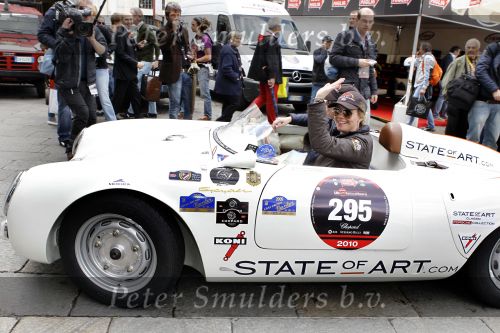 Brescia 6 mei 2010
Mille Miglia in brescia. Prinses Annette en Evelyne Westerman rijden in porsche spyder van State of art.
Peter Smulders bv