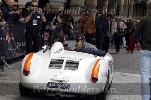 Brescia 6 mei 2010
Mille Miglia in brescia. Prinses Annette en Evelyne Westerman rijden in porsche spyder van State of art.
Peter Smulders bv
