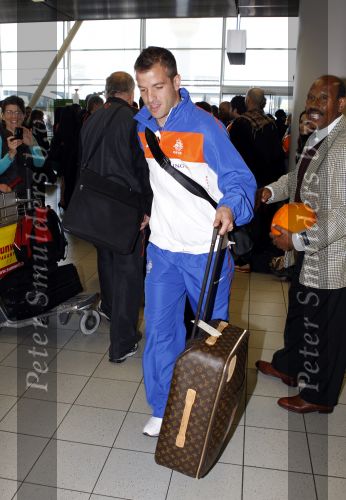Noordwijk en Schiphol 19 mei 2010
Vertrek Nederlands elftal met vrouwen en kinderen naar Oostenrijk voor trainingskamp ivm WK voetbal. Rafael v d Vaart met zoontje Damian
Peter Smulders bv
