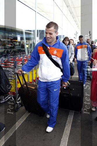 Noordwijk en Schiphol 19 mei 2010
Vertrek Nederlands elftal met vrouwen en kinderen naar Oostenrijk voor trainingskamp ivm WK voetbal. Rafael v d Vaart met zoontje Damian
Peter Smulders bv
