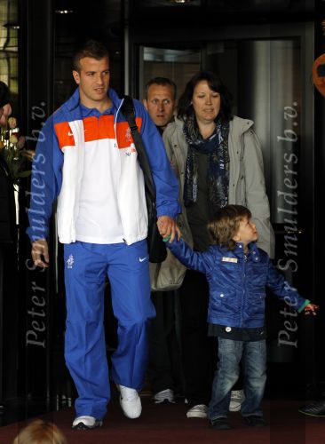 Noordwijk en Schiphol 19 mei 2010
Vertrek Nederlands elftal met vrouwen en kinderen naar Oostenrijk voor trainingskamp ivm WK voetbal. Rafael v d Vaart met zoontje Damian
Peter Smulders bv