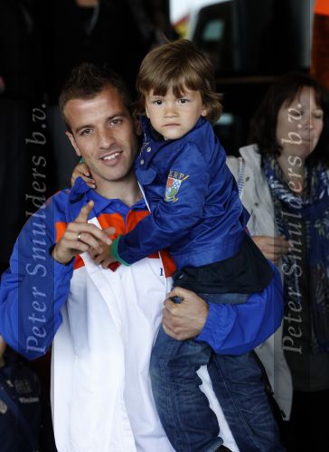 Noordwijk en Schiphol 19 mei 2010
Vertrek Nederlands elftal met vrouwen en kinderen naar Oostenrijk voor trainingskamp ivm WK voetbal. Rafael v d Vaart met zoontje Damian
Peter Smulders bv