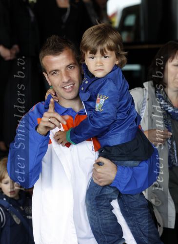 Noordwijk en Schiphol 19 mei 2010
Vertrek Nederlands elftal met vrouwen en kinderen naar Oostenrijk voor trainingskamp ivm WK voetbal. Rafael v d Vaart met zoontje Damian
Peter Smulders bv