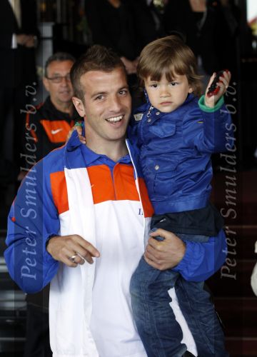 Noordwijk en Schiphol 19 mei 2010
Vertrek Nederlands elftal met vrouwen en kinderen naar Oostenrijk voor trainingskamp ivm WK voetbal. Rafael v d Vaart met zoontje Damian
Peter Smulders bv