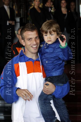 Noordwijk en Schiphol 19 mei 2010
Vertrek Nederlands elftal met vrouwen en kinderen naar Oostenrijk voor trainingskamp ivm WK voetbal. Rafael v d Vaart met zoontje Damian
Peter Smulders bv