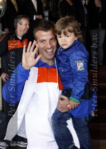 Noordwijk en Schiphol 19 mei 2010
Vertrek Nederlands elftal met vrouwen en kinderen naar Oostenrijk voor trainingskamp ivm WK voetbal. Rafael v d Vaart met zoontje Damian
Peter Smulders bv