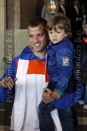 Noordwijk en Schiphol 19 mei 2010
Vertrek Nederlands elftal met vrouwen en kinderen naar Oostenrijk voor trainingskamp ivm WK voetbal. Rafael v d Vaart met zoontje Damian
Peter Smulders bv