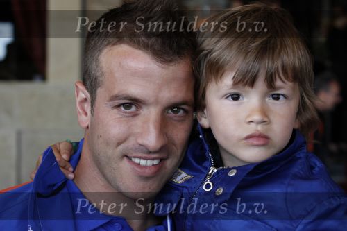 Noordwijk en Schiphol 19 mei 2010
Vertrek Nederlands elftal met vrouwen en kinderen naar Oostenrijk voor trainingskamp ivm WK voetbal. Rafael v d Vaart met zoontje Damian
Peter Smulders bv