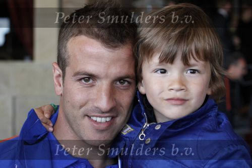 Noordwijk en Schiphol 19 mei 2010
Vertrek Nederlands elftal met vrouwen en kinderen naar Oostenrijk voor trainingskamp ivm WK voetbal. Rafael v d Vaart met zoontje Damian
Peter Smulders bv
