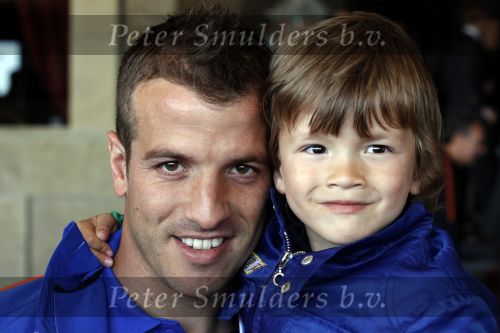 Noordwijk en Schiphol 19 mei 2010
Vertrek Nederlands elftal met vrouwen en kinderen naar Oostenrijk voor trainingskamp ivm WK voetbal. Rafael v d Vaart met zoontje Damian
Peter Smulders bv
