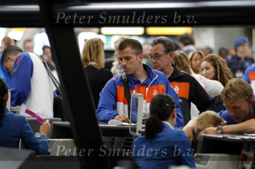 Noordwijk en Schiphol 19 mei 2010
Vertrek Nederlands elftal met vrouwen en kinderen naar Oostenrijk voor trainingskamp ivm WK voetbal. Rafael v d Vaart met zoontje Damian
Peter Smulders bv