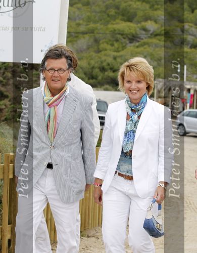 Ibiza 4 mei 2010
Sergio Herman en Ellemieke Vermolen vieren de 40e verjaardag van Sergio met vrienden op het strand bij El Chirinquito. Ex Rik Felderhof met vriend
Peter Smulders bv