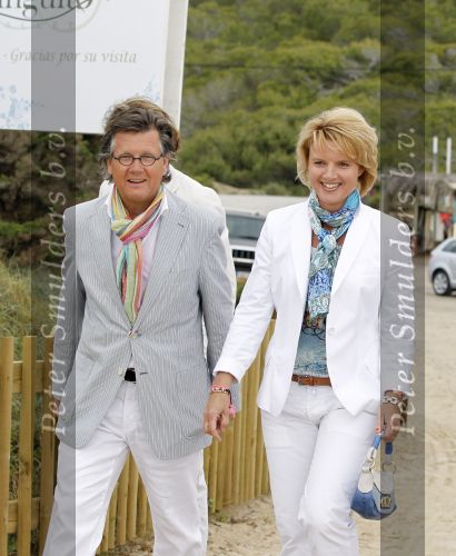 Ibiza 4 mei 2010
Sergio Herman en Ellemieke Vermolen vieren de 40e verjaardag van Sergio met vrienden op het strand bij El Chirinquito. Ex Rik Felderhof met vriend
Peter Smulders bv