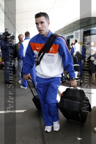 Noordwijk en Schiphol 19 mei 2010
Vertrek Nederlands elftal met vrouwen en kinderen naar Oostenrijk voor trainingskamp ivm WK voetbal. Robin v Persie met zijn vrouw Bouchra en kinderen Shaqueel en Dina
Peter Smulders bv