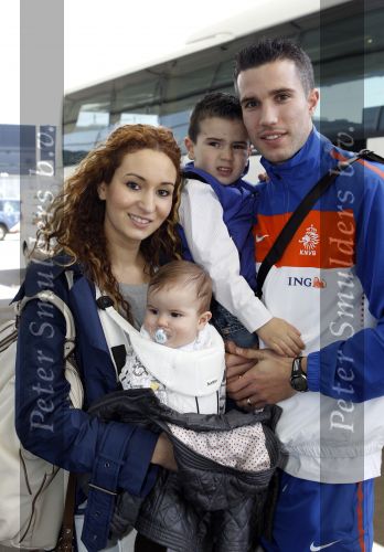 Noordwijk en Schiphol 19 mei 2010
Vertrek Nederlands elftal met vrouwen en kinderen naar Oostenrijk voor trainingskamp ivm WK voetbal. Robin v Persie met zijn vrouw Bouchra en kinderen Shaqueel en Dina
Peter Smulders bv