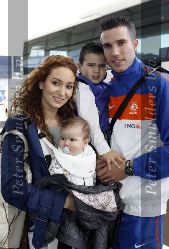 Noordwijk en Schiphol 19 mei 2010
Vertrek Nederlands elftal met vrouwen en kinderen naar Oostenrijk voor trainingskamp ivm WK voetbal. Robin v Persie met zijn vrouw Bouchra en kinderen Shaqueel en Dina
Peter Smulders bv