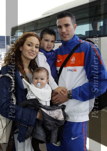 Noordwijk en Schiphol 19 mei 2010
Vertrek Nederlands elftal met vrouwen en kinderen naar Oostenrijk voor trainingskamp ivm WK voetbal. Robin v Persie met zijn vrouw Bouchra en kinderen Shaqueel en Dina
Peter Smulders bv