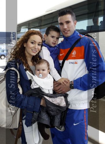 Noordwijk en Schiphol 19 mei 2010
Vertrek Nederlands elftal met vrouwen en kinderen naar Oostenrijk voor trainingskamp ivm WK voetbal. Robin v Persie met zijn vrouw Bouchra en kinderen Shaqueel en Dina
Peter Smulders bv