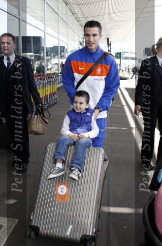 Noordwijk en Schiphol 19 mei 2010
Vertrek Nederlands elftal met vrouwen en kinderen naar Oostenrijk voor trainingskamp ivm WK voetbal. Robin v Persie met zijn vrouw Bouchra en kinderen Shaqueel en Dina
Peter Smulders bv