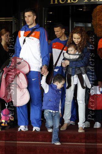 Noordwijk en Schiphol 19 mei 2010
Vertrek Nederlands elftal met vrouwen en kinderen naar Oostenrijk voor trainingskamp ivm WK voetbal. Robin v Persie met zijn vrouw Bouchra en kinderen Shaqueel en Dina
Peter Smulders bv