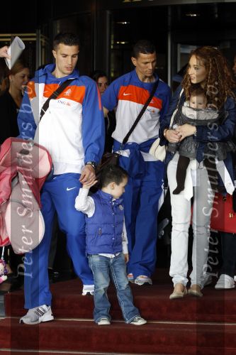 Noordwijk en Schiphol 19 mei 2010
Vertrek Nederlands elftal met vrouwen en kinderen naar Oostenrijk voor trainingskamp ivm WK voetbal. Robin v Persie met zijn vrouw Bouchra en kinderen Shaqueel en Dina
Peter Smulders bv