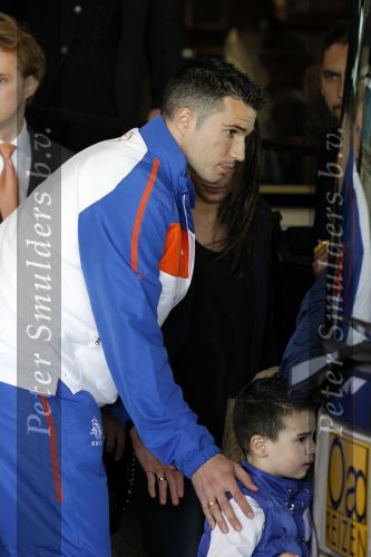 Noordwijk en Schiphol 19 mei 2010
Vertrek Nederlands elftal met vrouwen en kinderen naar Oostenrijk voor trainingskamp ivm WK voetbal. Robin v Persie met zijn vrouw Bouchra en kinderen Shaqueel en Dina
Peter Smulders bv