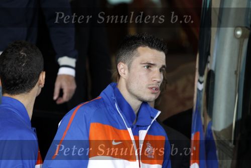 Noordwijk en Schiphol 19 mei 2010
Vertrek Nederlands elftal met vrouwen en kinderen naar Oostenrijk voor trainingskamp ivm WK voetbal. Robin v Persie met zijn vrouw Bouchra en kinderen Shaqueel en Dina
Peter Smulders bv