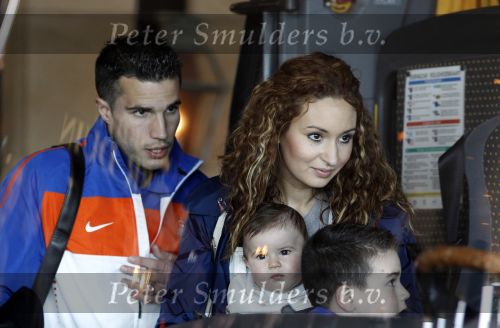 Noordwijk en Schiphol 19 mei 2010
Vertrek Nederlands elftal met vrouwen en kinderen naar Oostenrijk voor trainingskamp ivm WK voetbal. Robin v Persie met zijn vrouw Bouchra en kinderen Shaqueel en Dina
Peter Smulders bv