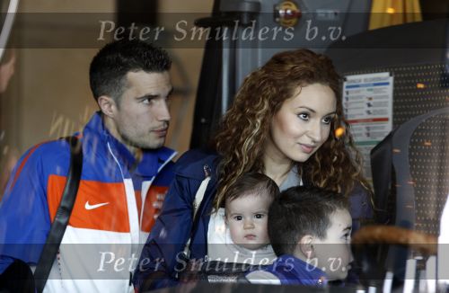 Noordwijk en Schiphol 19 mei 2010
Vertrek Nederlands elftal met vrouwen en kinderen naar Oostenrijk voor trainingskamp ivm WK voetbal. Robin v Persie met zijn vrouw Bouchra en kinderen Shaqueel en Dina
Peter Smulders bv
