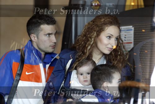 Noordwijk en Schiphol 19 mei 2010
Vertrek Nederlands elftal met vrouwen en kinderen naar Oostenrijk voor trainingskamp ivm WK voetbal. Robin v Persie met zijn vrouw Bouchra en kinderen Shaqueel en Dina
Peter Smulders bv