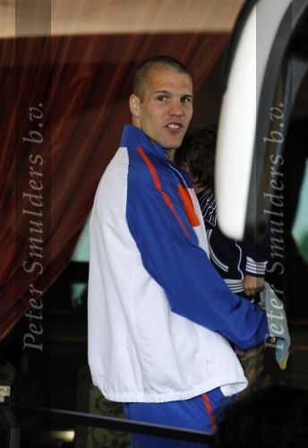 Noordwijk en Schiphol 19 mei 2010
Vertrek Nederlands elftal met vrouwen en kinderen naar Oostenrijk voor trainingskamp ivm WK voetbal. Ron Vlaar met zijn vrouw Stepahnie en kindje
Peter Smulders bv