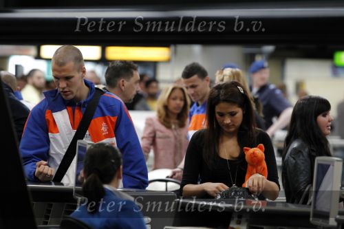 Noordwijk en Schiphol 19 mei 2010
Vertrek Nederlands elftal met vrouwen en kinderen naar Oostenrijk voor trainingskamp ivm WK voetbal. Ron Vlaar met zijn vrouw Stepahnie en kindje
Peter Smulders bv
