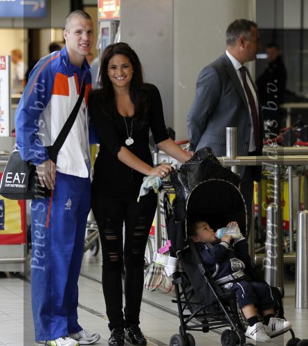 Noordwijk en Schiphol 19 mei 2010
Vertrek Nederlands elftal met vrouwen en kinderen naar Oostenrijk voor trainingskamp ivm WK voetbal. Ron Vlaar met zijn vrouw Stepahnie en kindje
Peter Smulders bv
